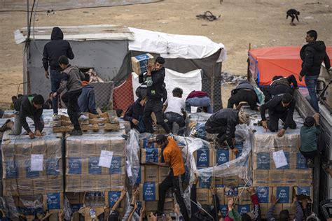Israel's pledge to guard an aid route into Gaza falls flat .